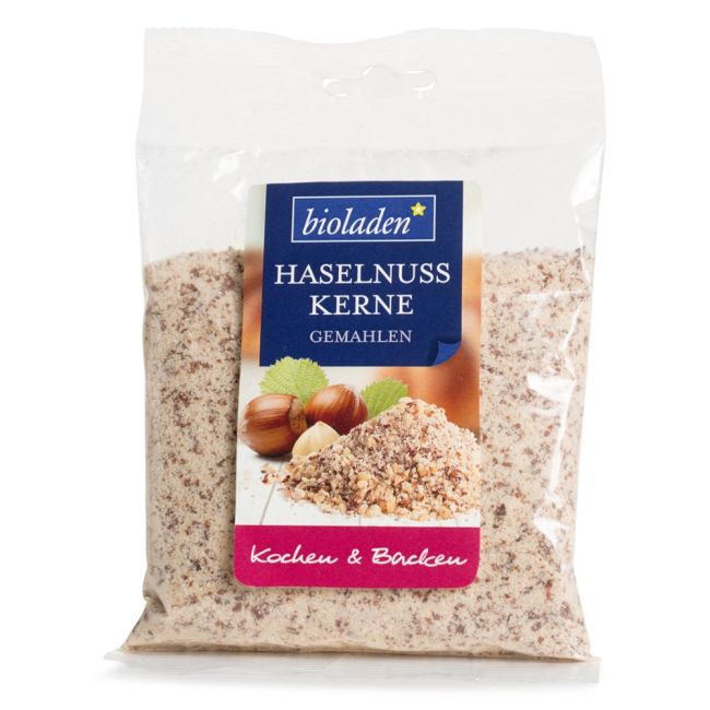 b*Haselnusskerne natur gemahlen